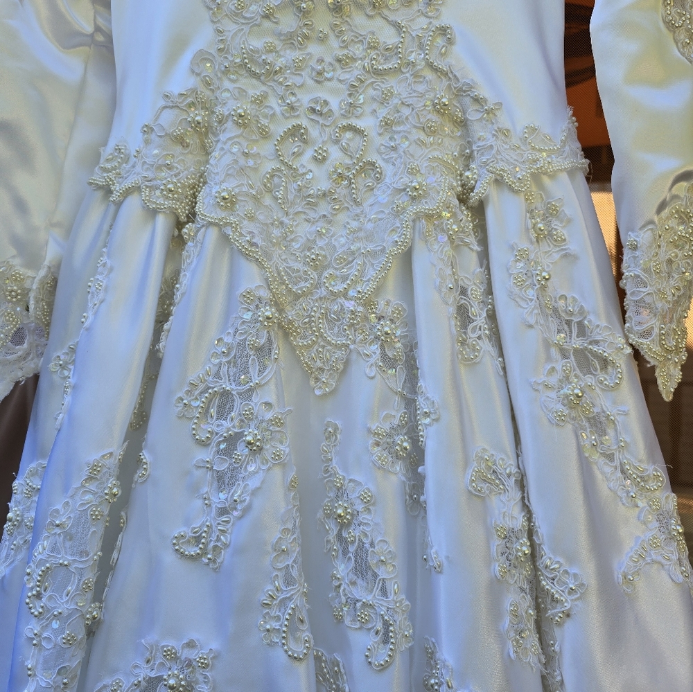 HOST PICK. Altered Size 10 Vintage Mori Lee Wedding Dress. Ready to wear. - Picture 13 of 14